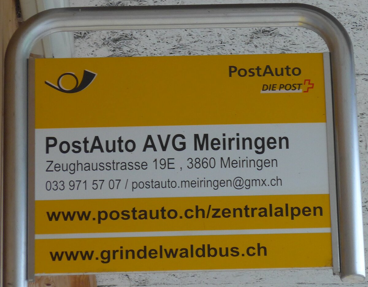 (161'056) - PostAuto-Haltestellenschild - Meiringen, PostAuto AVG Meiringen - am 25. Mai 2015