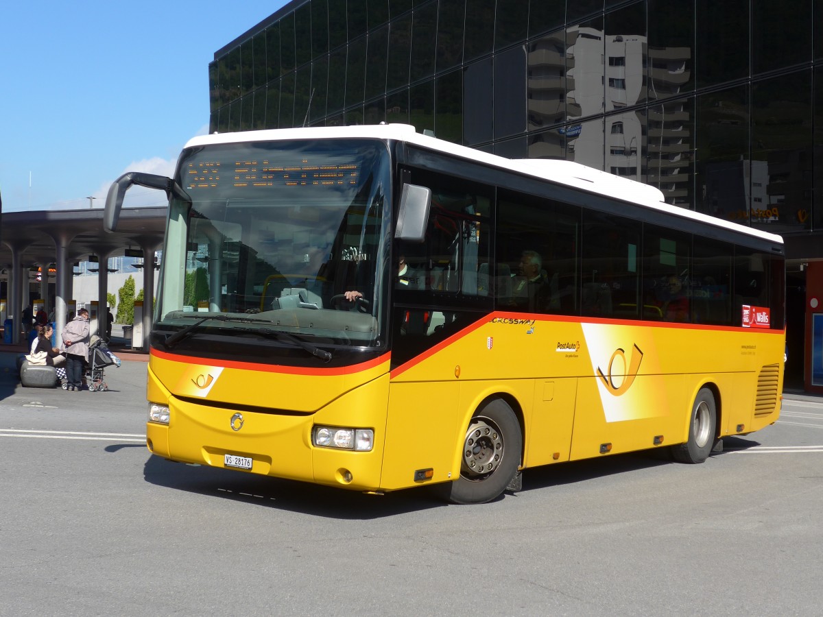 (161'081) - Autotour, Visp - VS 28'176 - Irisbus am 27. Mai 2015 beim Bahnhof Visp