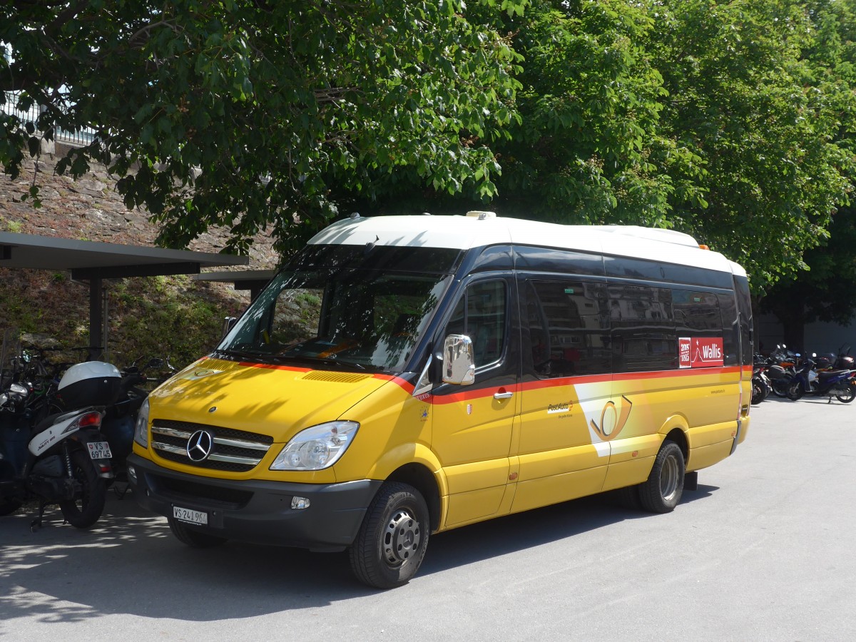 (161'091) - PostAuto Wallis - VS 241'964 - Mercedes am 27. Mai 2015 beim Bahnhof Brig