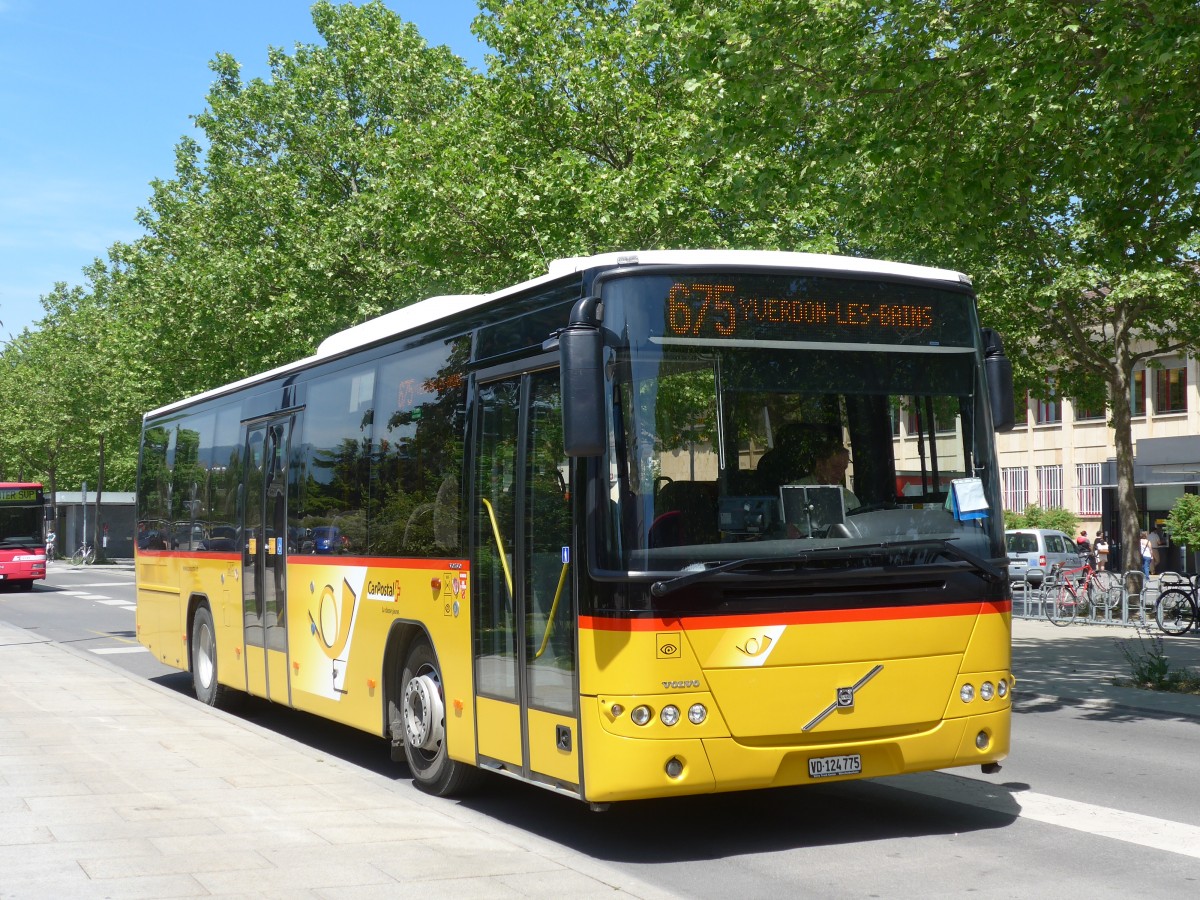 (161'298) - CarPostal Ouest - VD 124'775 - Volvo am 28. Mai 2015 beim Bahnhof Yverdon