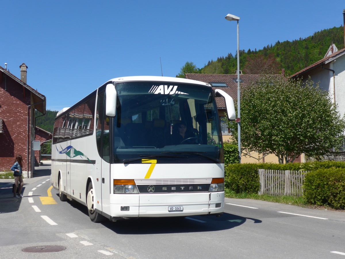 (161'361) - AVJ Les Bioux - Nr. 7/VD 1045 - Setra am 28. Mai 2015 beim Bahnhof Le Pont