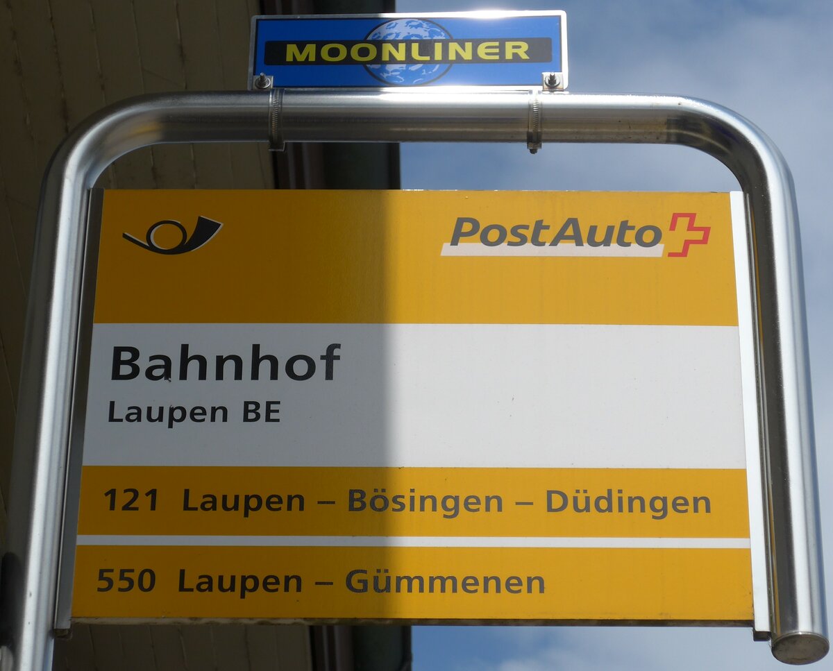 (161'466) - PostAuto-Haltestellenschild - Laupen BE, Bahnhof - am 30. Mai 2015
