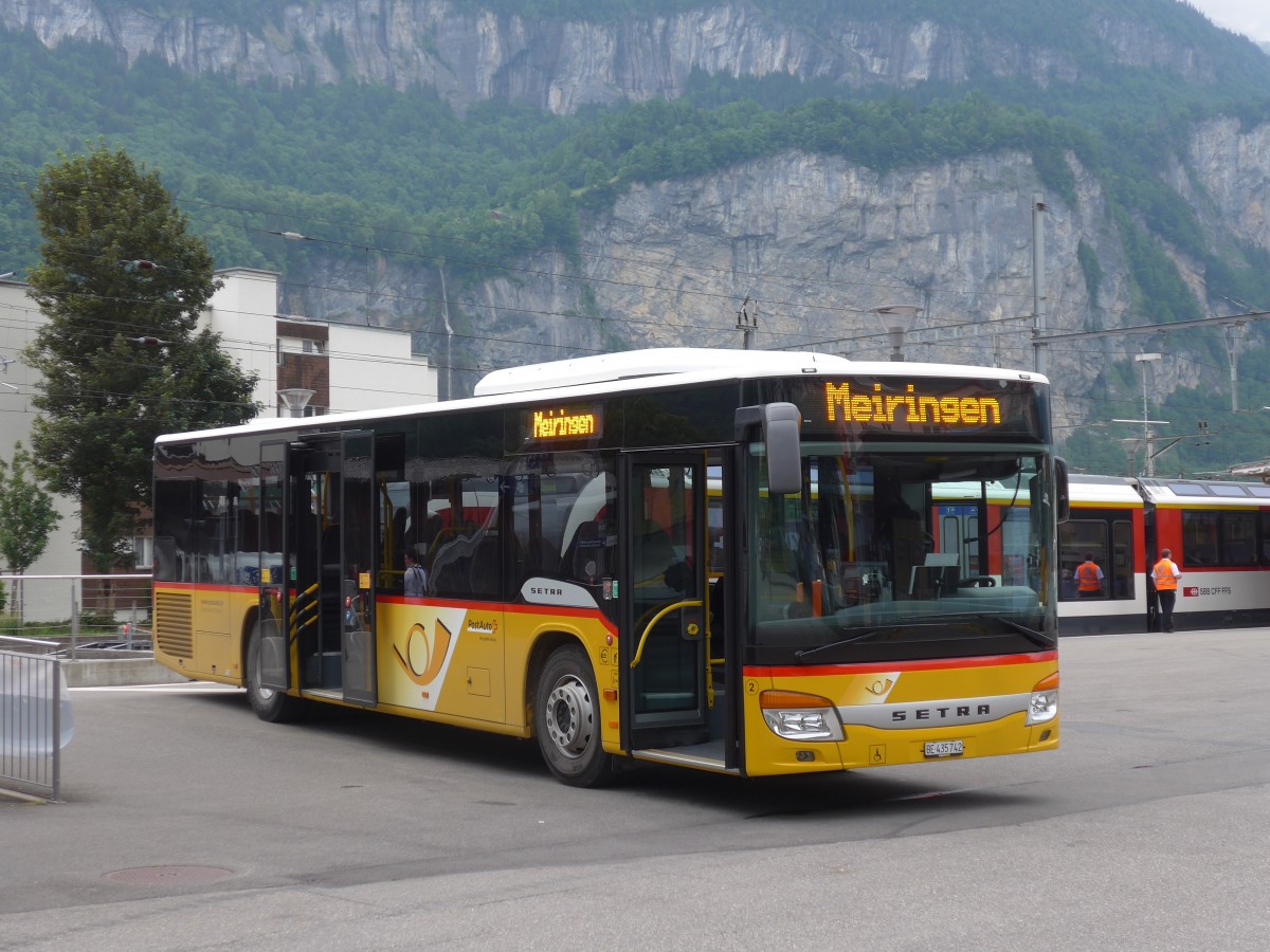 (162'003) - Flck, Brienz - Nr. 2/BE 435'742 - Setra am 8. Juni 2015 beim Bahnhof Meiringen