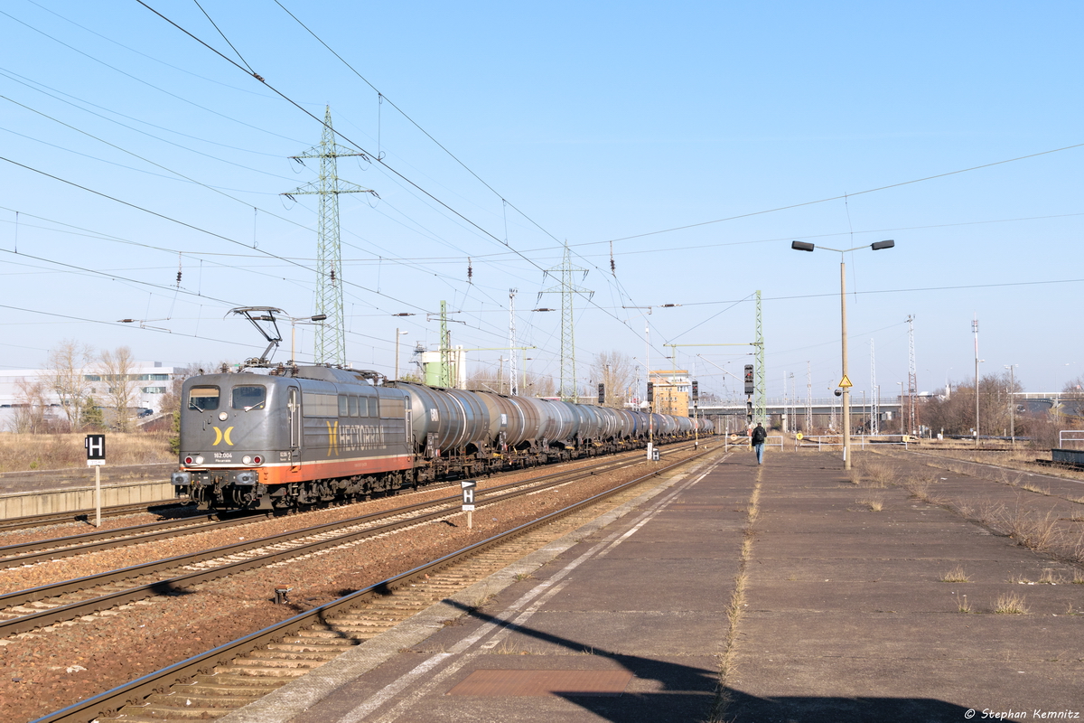 162.004  Fitzcarraldo  (151 057-7) Hector Rail (Germany) GmbH mit einem Kesselzug  Benzin oder Ottokraftstoffe  in Berlin-Schönefeld Flughafen und fuhr weiter in Richtung Glasower Damm. 18.02.2019