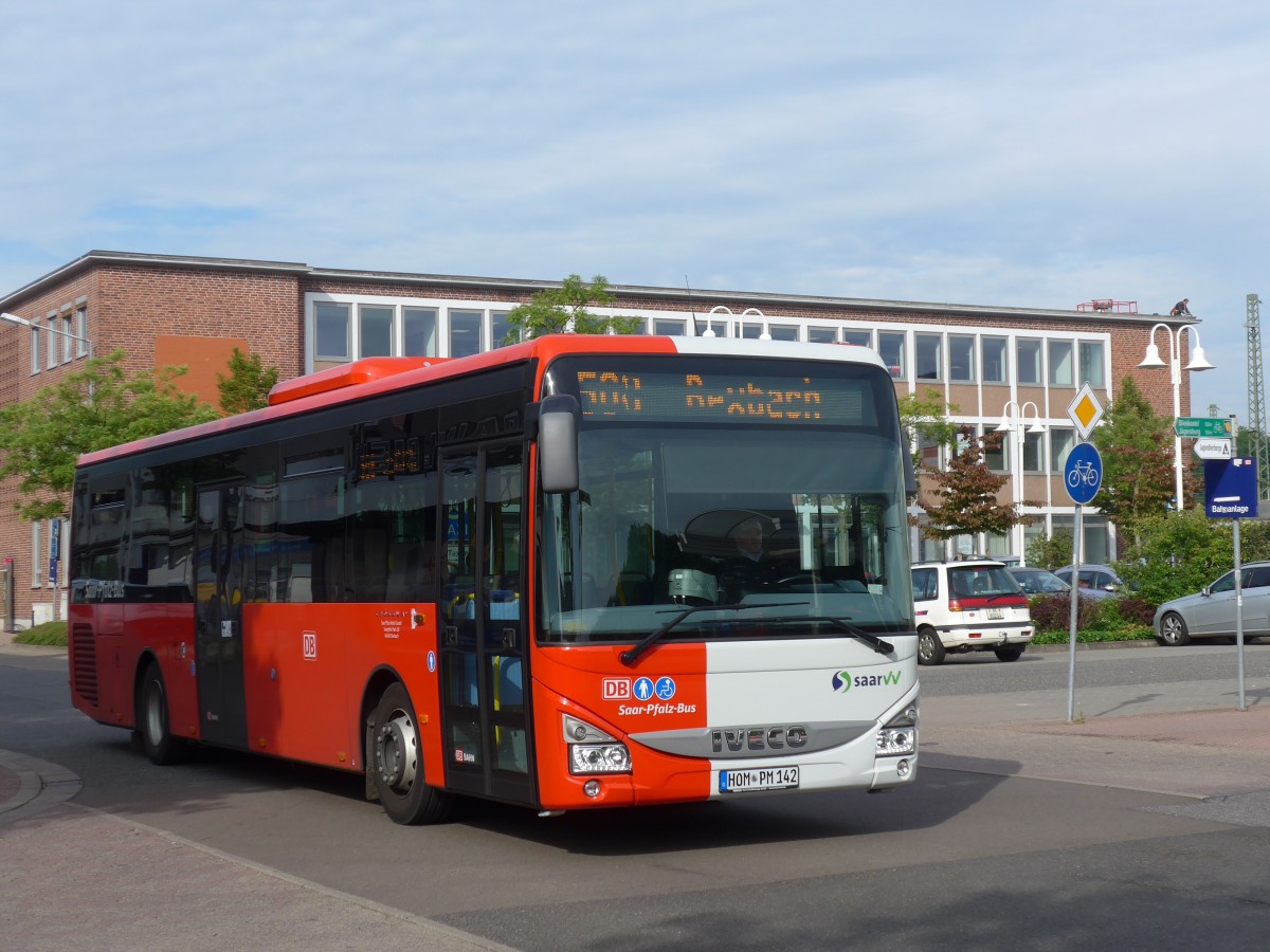 (162'580) - Saar-Pfalz-Mobil, Bexbach - HOM-PM 141 - Iveco am 25. Juni 2015 beim Bahnhof Homburg