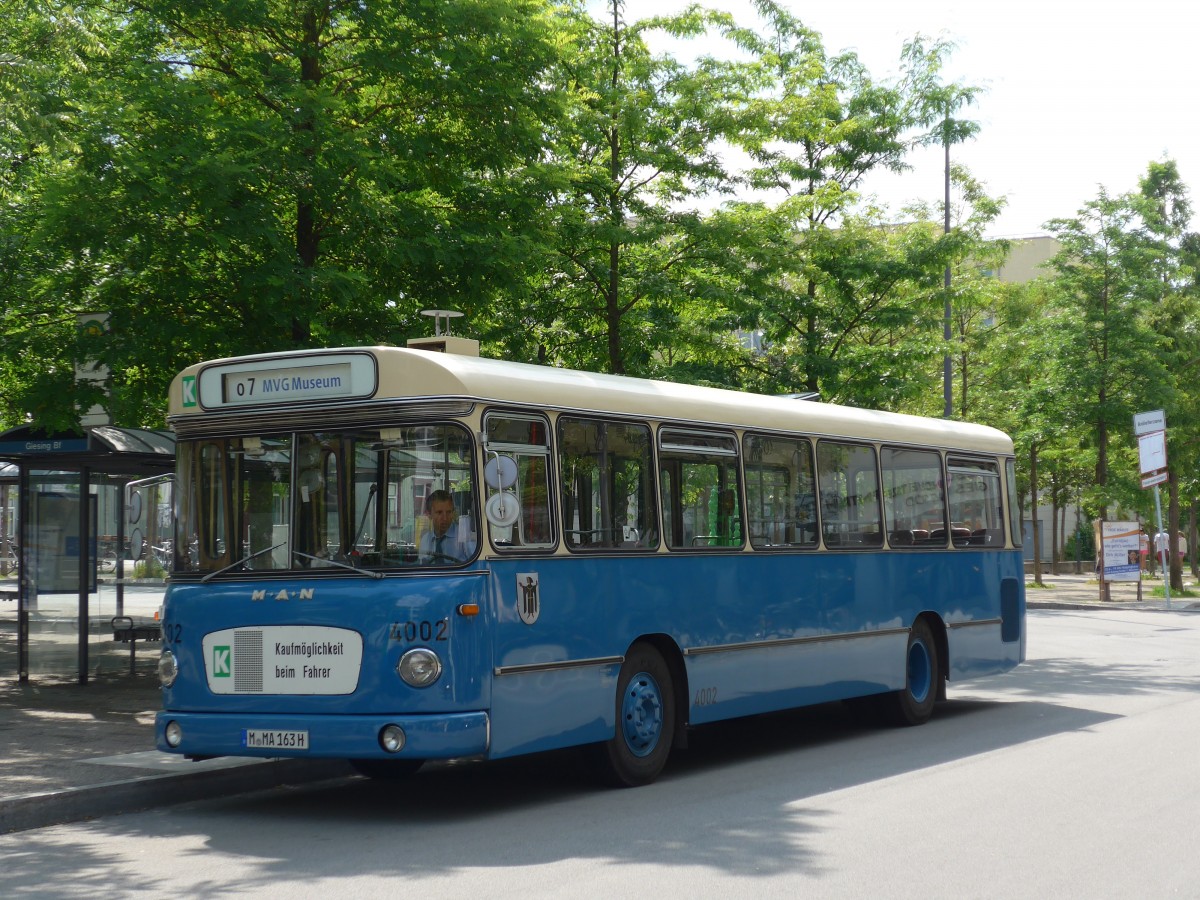 (162'792) - MVG Mnchen (OCM) - Nr. 4002/M-MA 163H - MAN am 28. Juni 2015 in Mnchen, Bahnhof Giesing