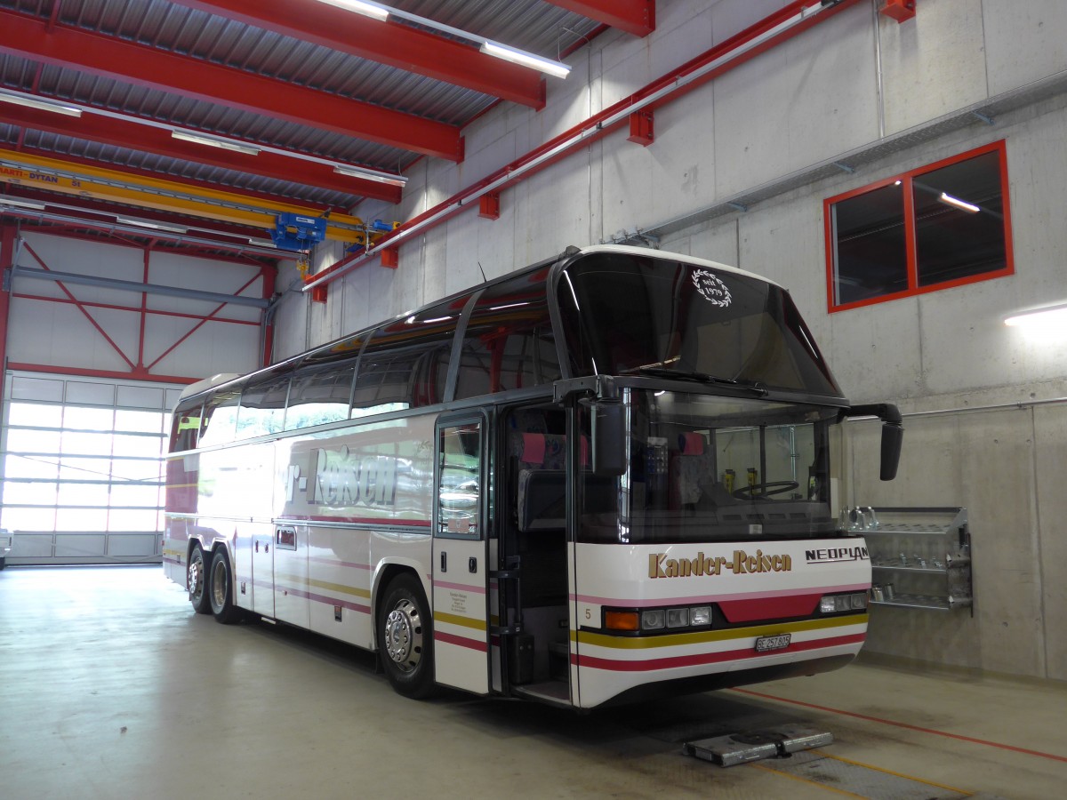 (163'666) - Kander-Reisen, Frutigen - Nr. 5/BE 257'805 - Neoplan am 20. August 2015 in Frutigen, Garage AFA