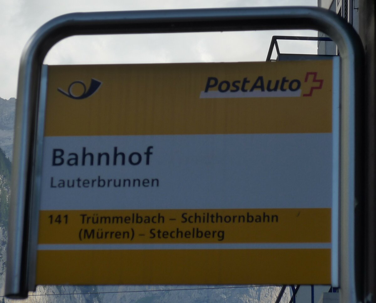 (163'724) - PostAuto-Haltestellenschild - Lauterbrunnen, Bahnhof - am 22. August 2015