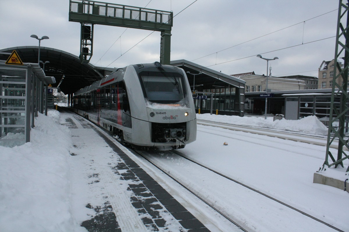 1648 405/905 verlsst als RB47 mit ziel Bernburg Hbf den Bahnhof Halle/Saale Hbf am 10.2.21