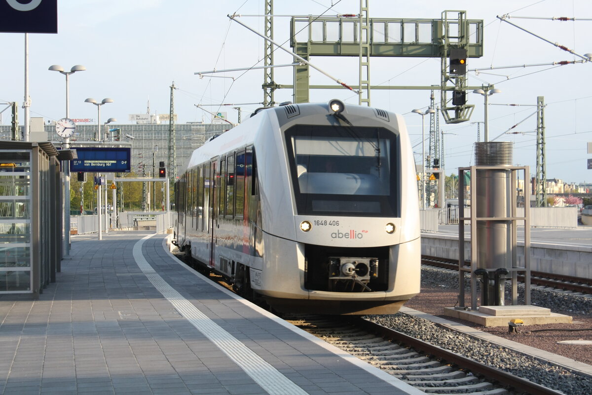 1648 406/906 von Bernburg Hbf kommend bei der Einfahrt in den Endbahnhof Halle/Saale Hbf am 6.5.21