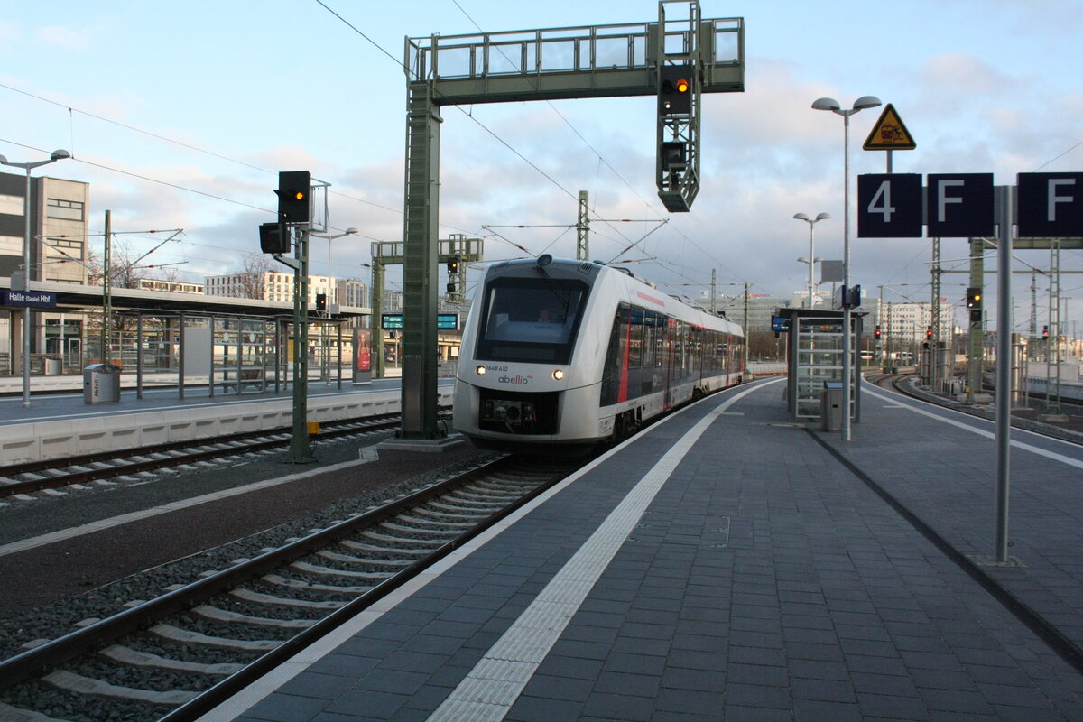 1648 410/910 von Bernburg Hbf kommend bei der Einfahrt in den Endbahnhof Halle/Saale Hbf am 8.4.21