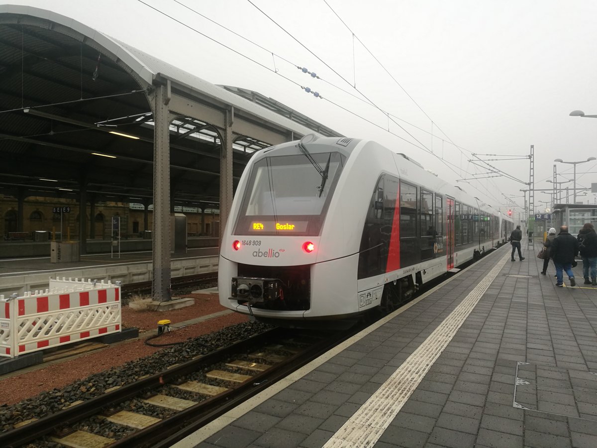 1648 437/937 und 1648 409/909 im Bahnhof Halle (Saale) Hbf am 2.2.19