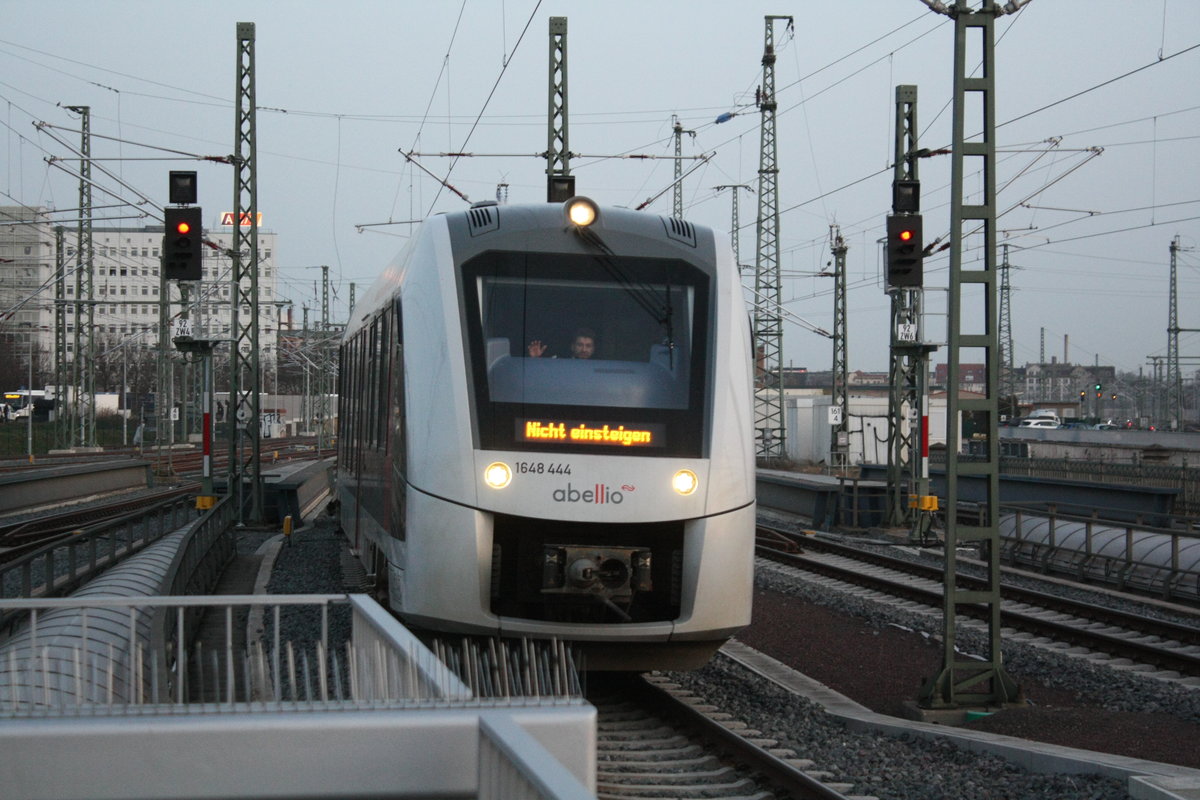 1648 444/944 von Bernburg Hbf kommend bei der Einfahrt in den Endbahnhof Halle/Saale Hbf am 24.2.21