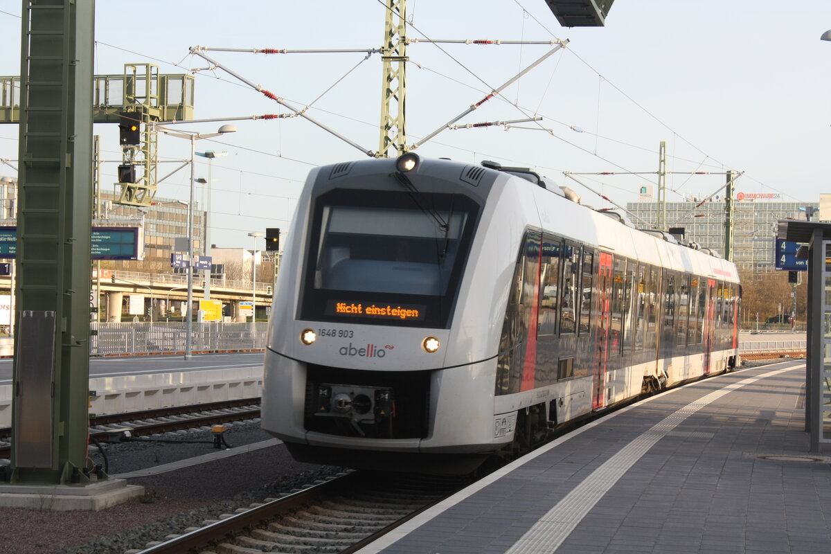 1648 903/403 von Bernburg Hbf kommend bei der Einfahrt in den Endbahnhof Halle/Saale Hbf am 12.4.22