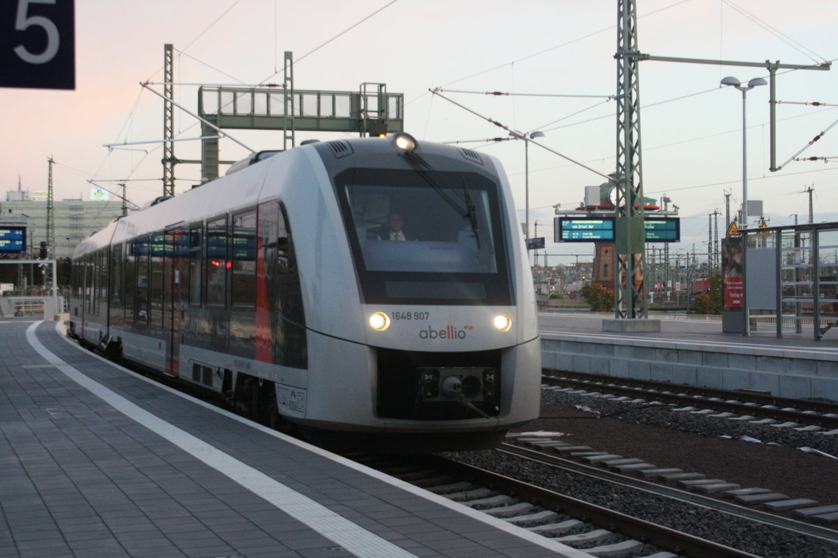 1648 907/407 von Bernburg Hbf kommend bei der einfahrt in den Endbahnhof Halle/Saale Hbf am 8.10.20