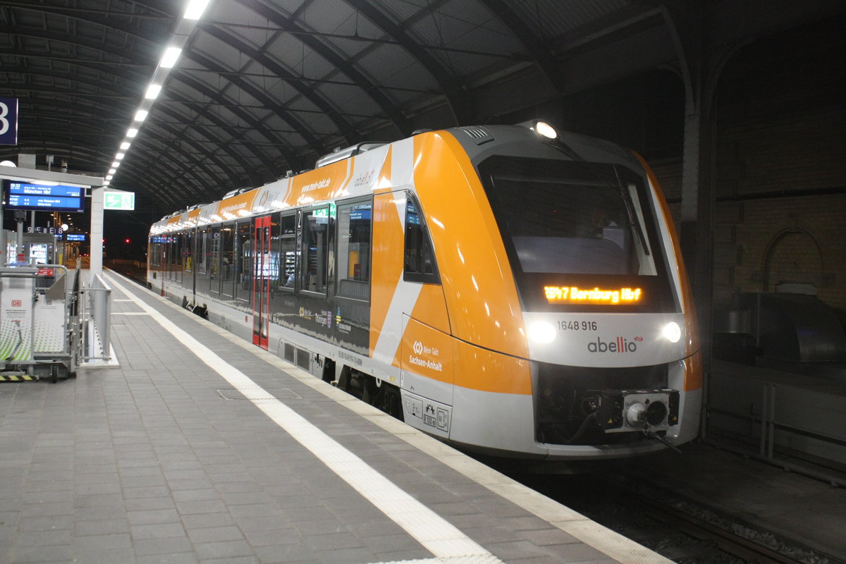 1648 916/416 als RB47 mit ziel Bernburg Hbf im Bahnhof Halle/Saale Hbf am 14.12.20