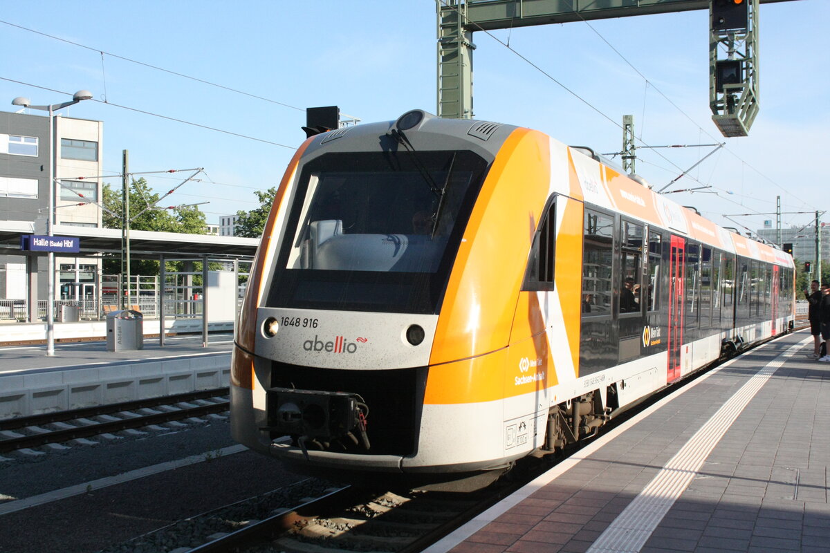 1648 916/416 von Bernburg Hbf kommend bei der Einfahrt in den Endbahnhof Halle/Saale Hbf am 3.6.21