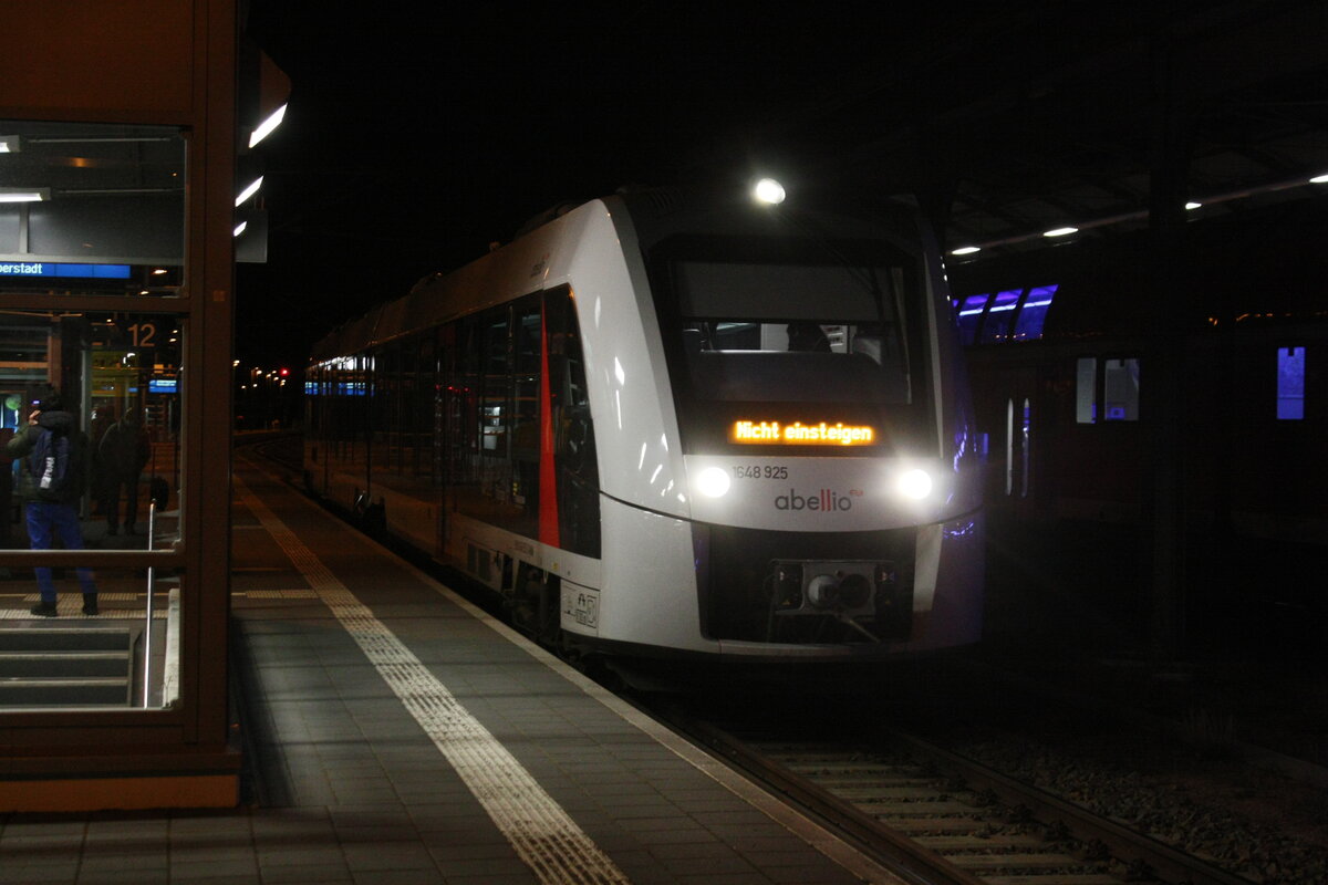 1648 925/425 im Bahnhof Halle/Saale Hbf am 1.4.22