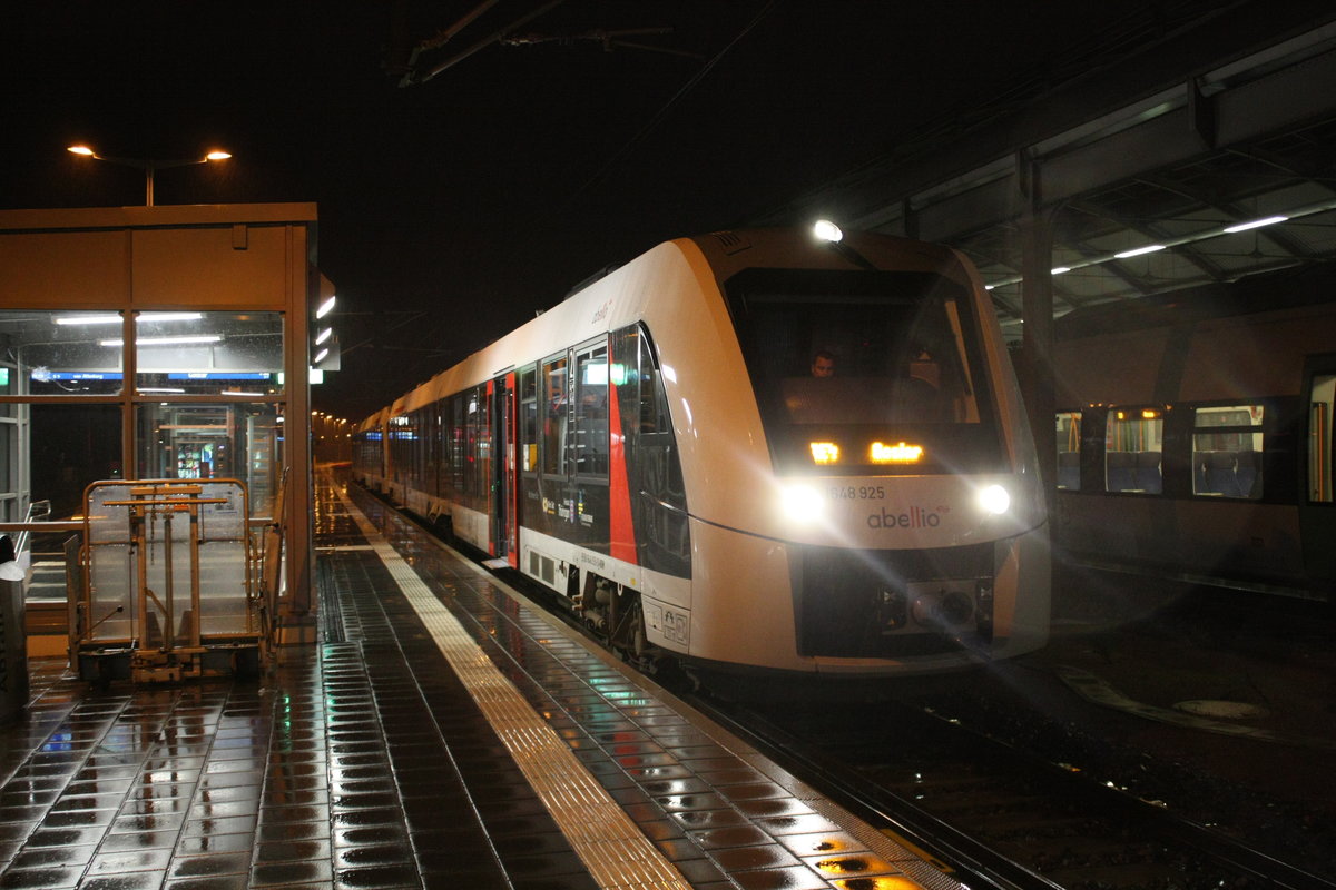 1648 925/425 und ein weiterer 1648er als RE4 mit ziel Goslar im Bahnhof Halle/Saale Hbf am 2.2.20