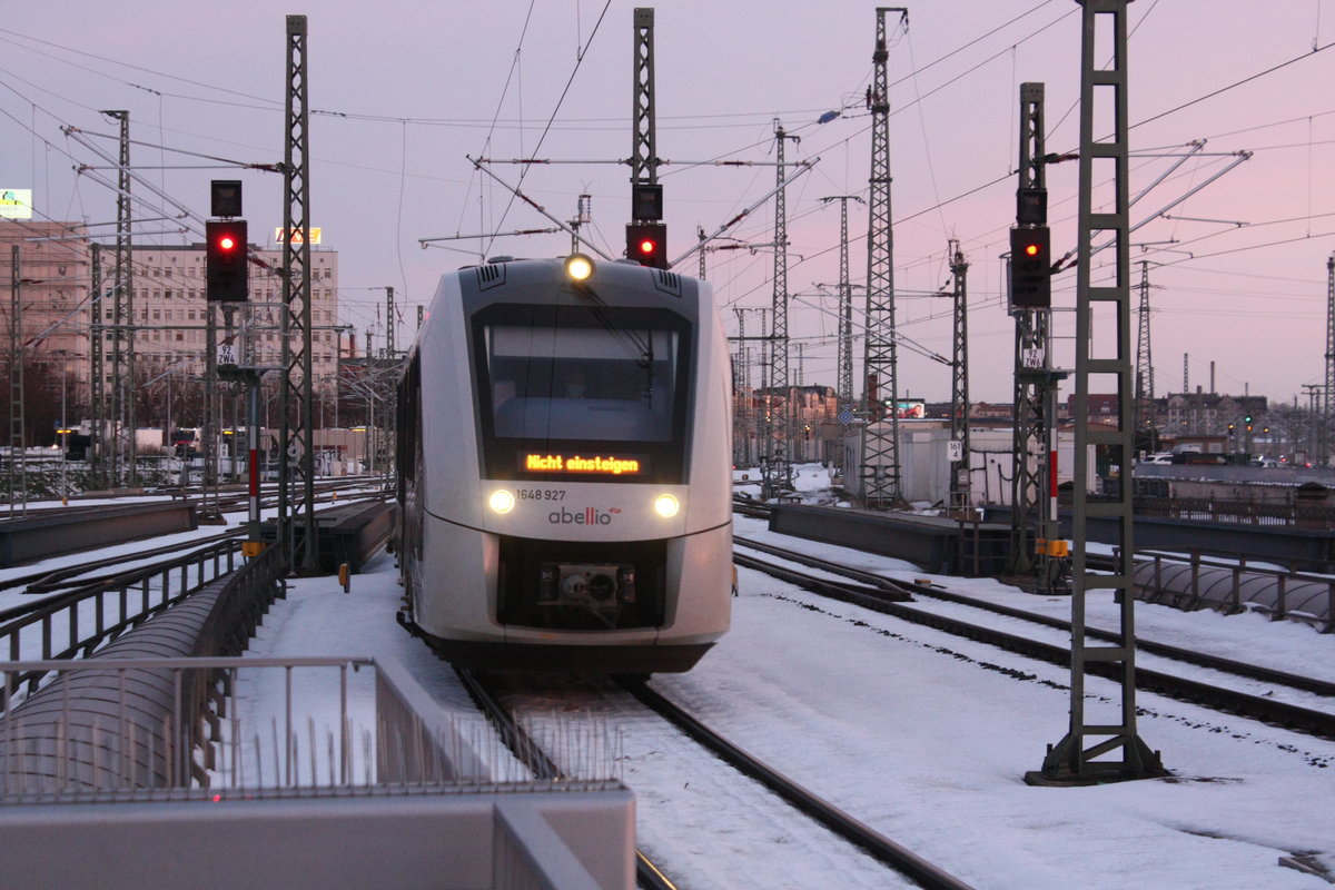 1648 927/427 von Bernburg Hbf kommend bei der Einfahrt in den Endbahnhof Halle/Saale Hbf am 18.2.21