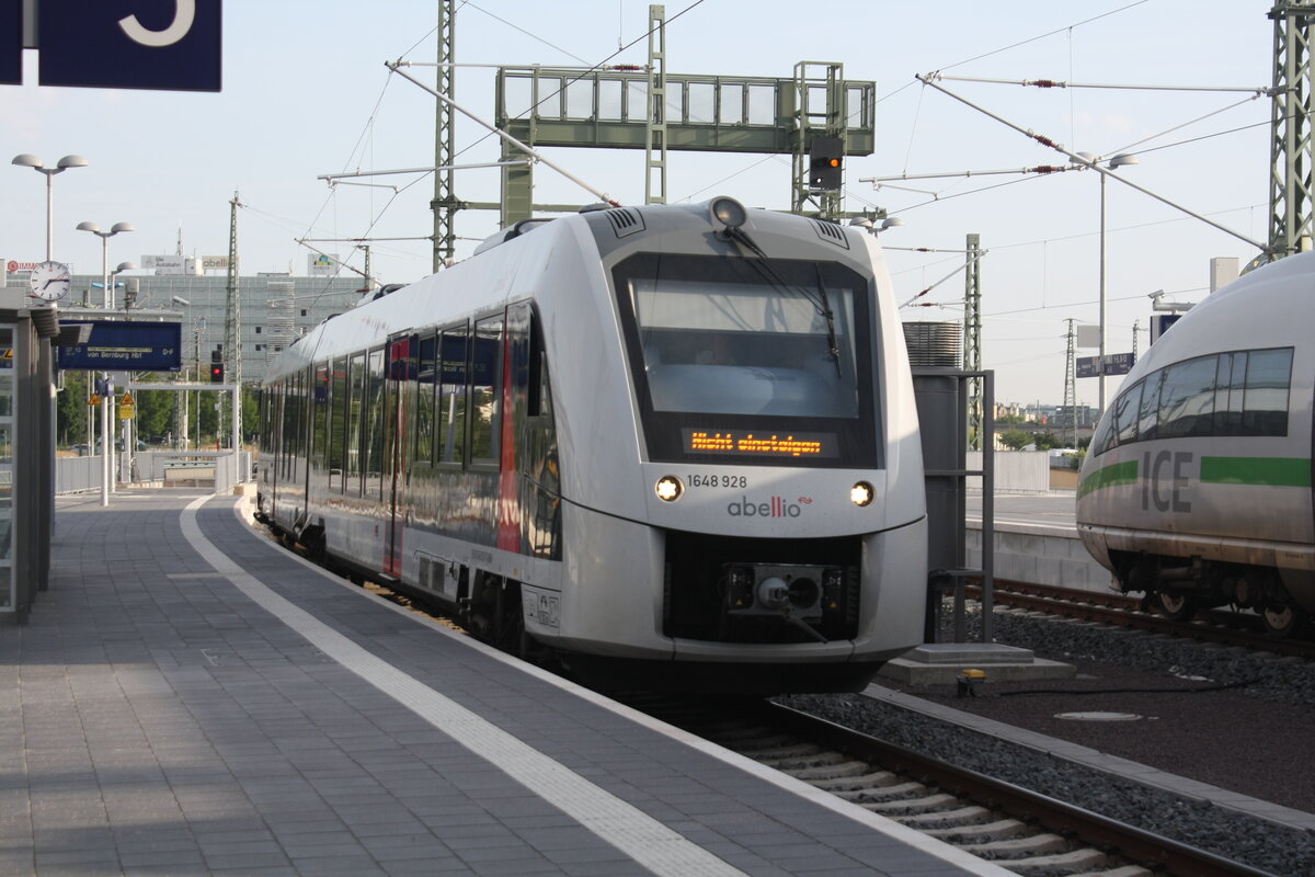 1648 928/428 bei der Einfahrt in den Endbahnhof Halle/Saale Hbf am 13.7.21