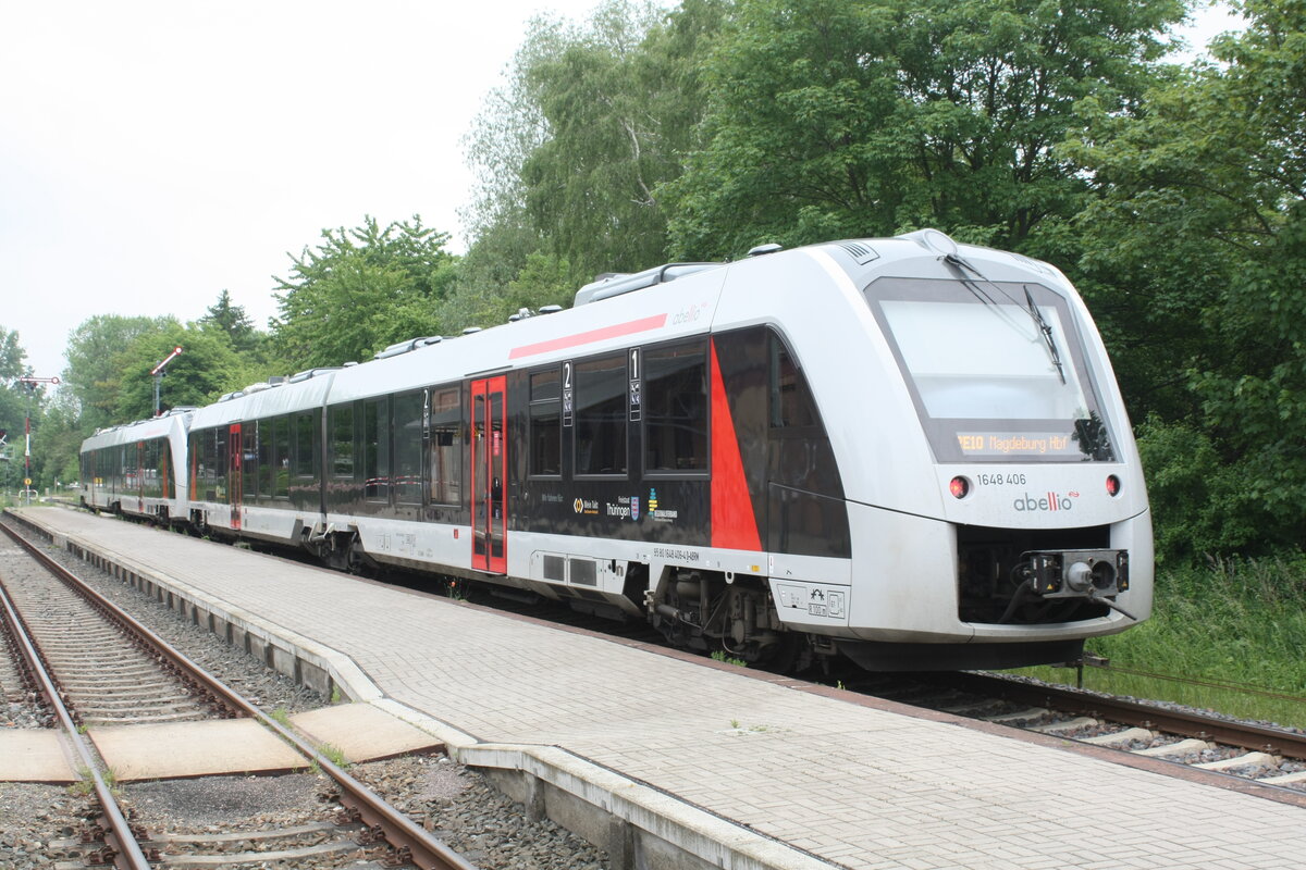 1648 947/447 mit 1648 906/406 als RE10 mit ziel Magdeburg Hbf im Bahnhof Klostermannsfeld am 7.6.21