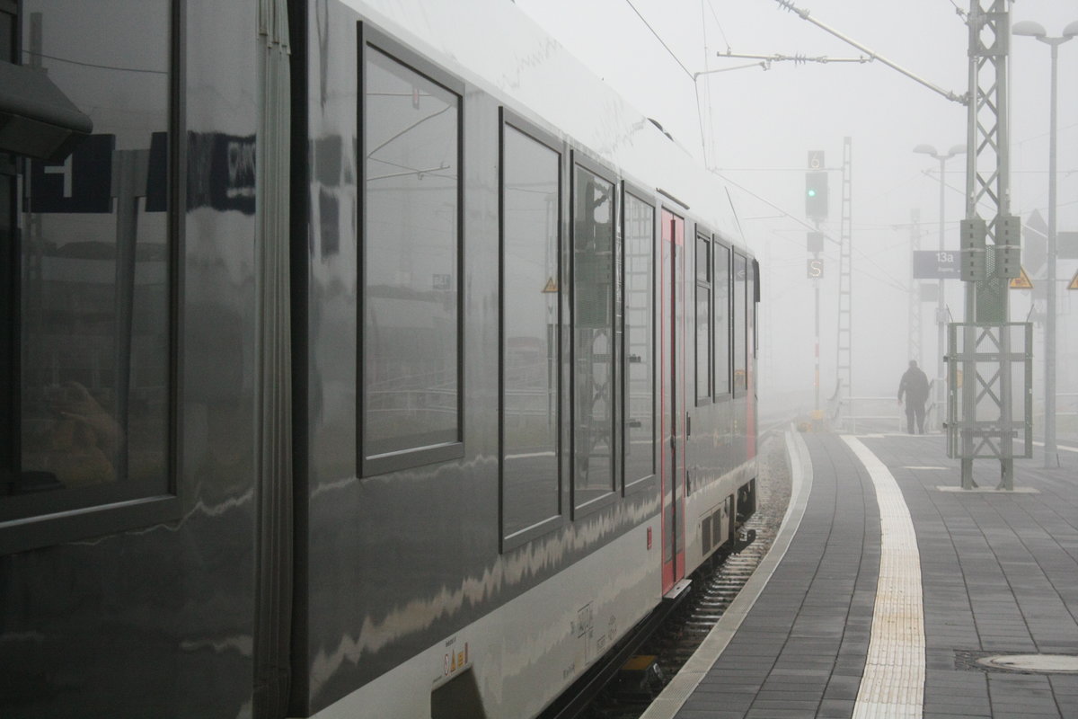 1648 XXX bei der Ausfahrt aus den vernebelten Bahnhof Halle/Saale Hbf am 6.10.19