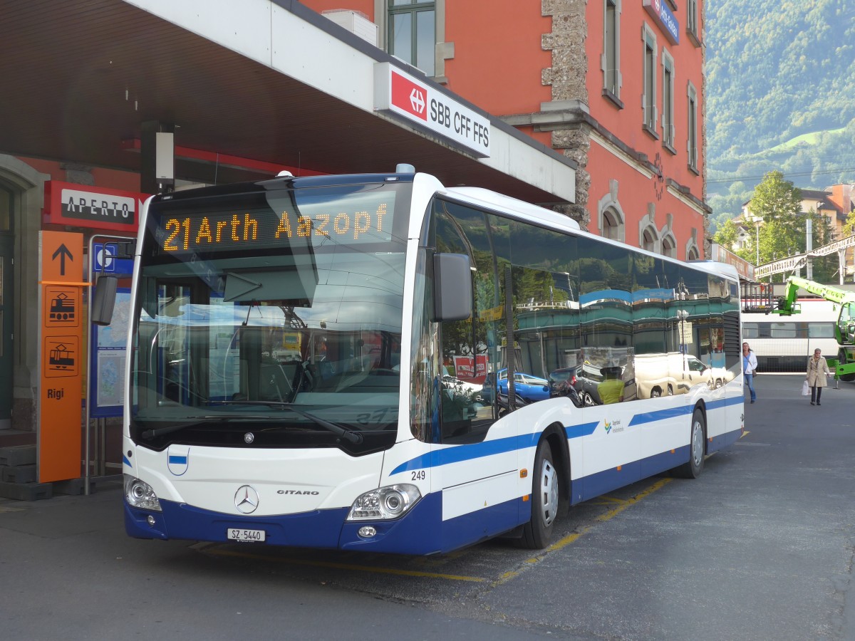 (164'884) - Auf der Maur, Steinen - Nr. 249/SZ 5440 - Mercedes am 16. September 2015 beim Bahnhof Arth-Goldau