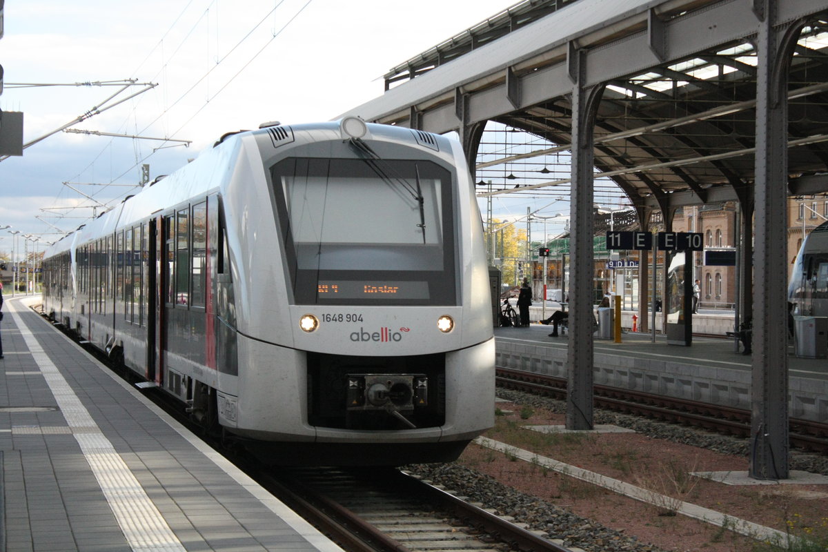 1649 904/404 als RE4 mit ziel Goslar im Bahnhhof Halle/Saale Hbf am 17.10.19