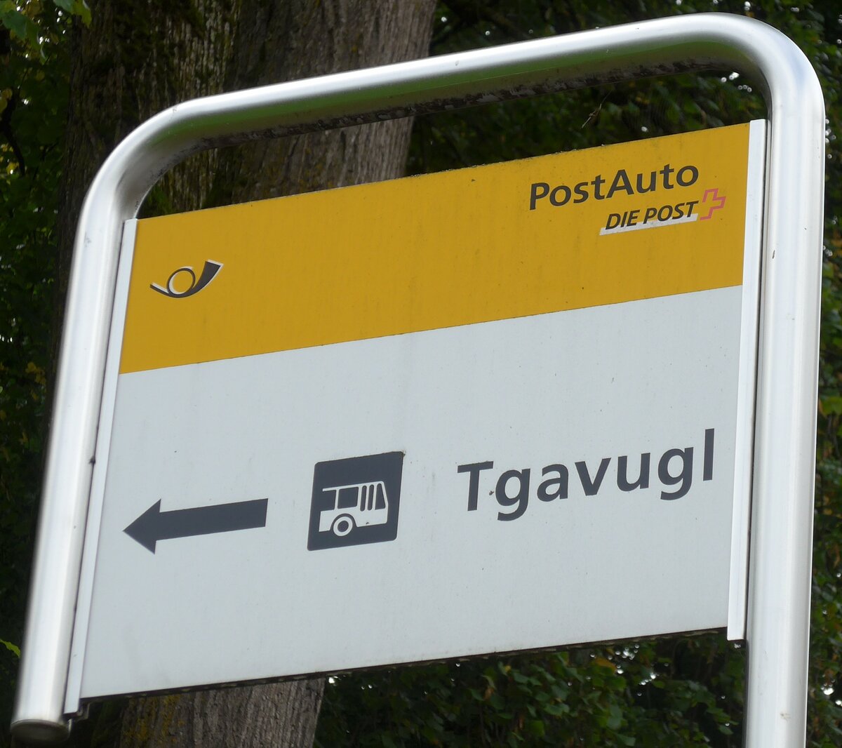 (165'246) - PostAuto-Haltestellenhinweisschild - Andeer, Tgavugl - am 19. September 2015