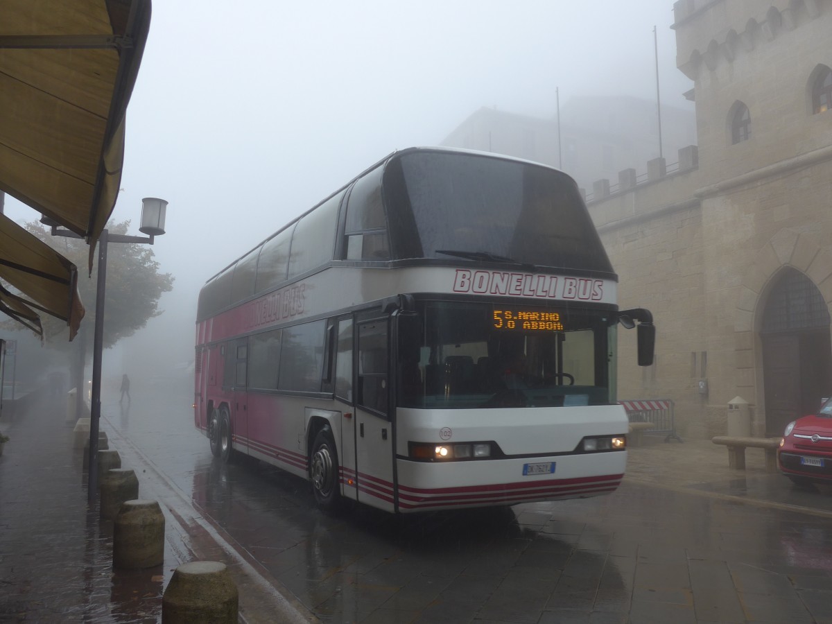 (165'685) - Aus Italien: Bonelli, Rimini - Nr. 102/DK-762 YJ - Neoplan am 24. September 2015 in San Marino