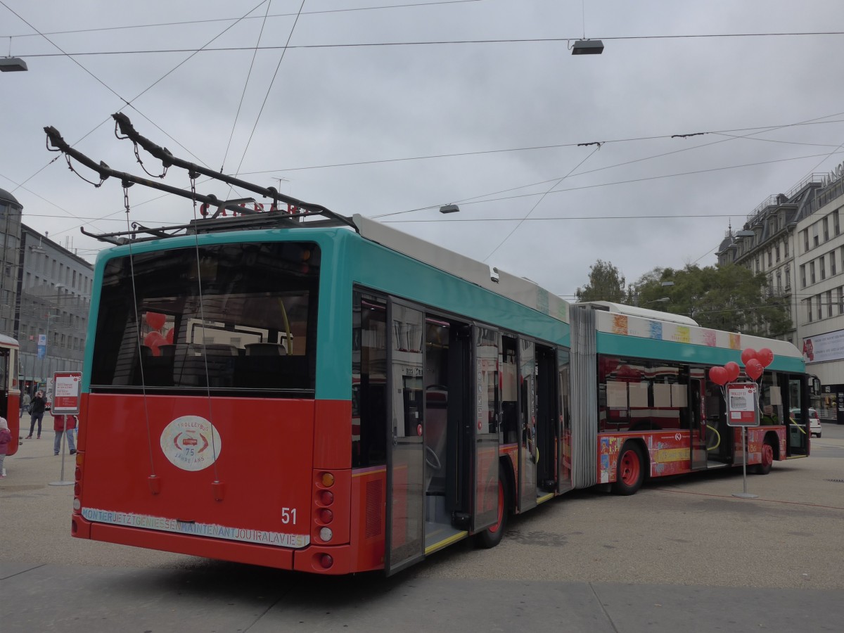 (166'320) - VB Biel - Nr. 51 - Hess/Hess Gelenktrolleybus am 24. Oktober 2015 in Biel, Zentralplatz