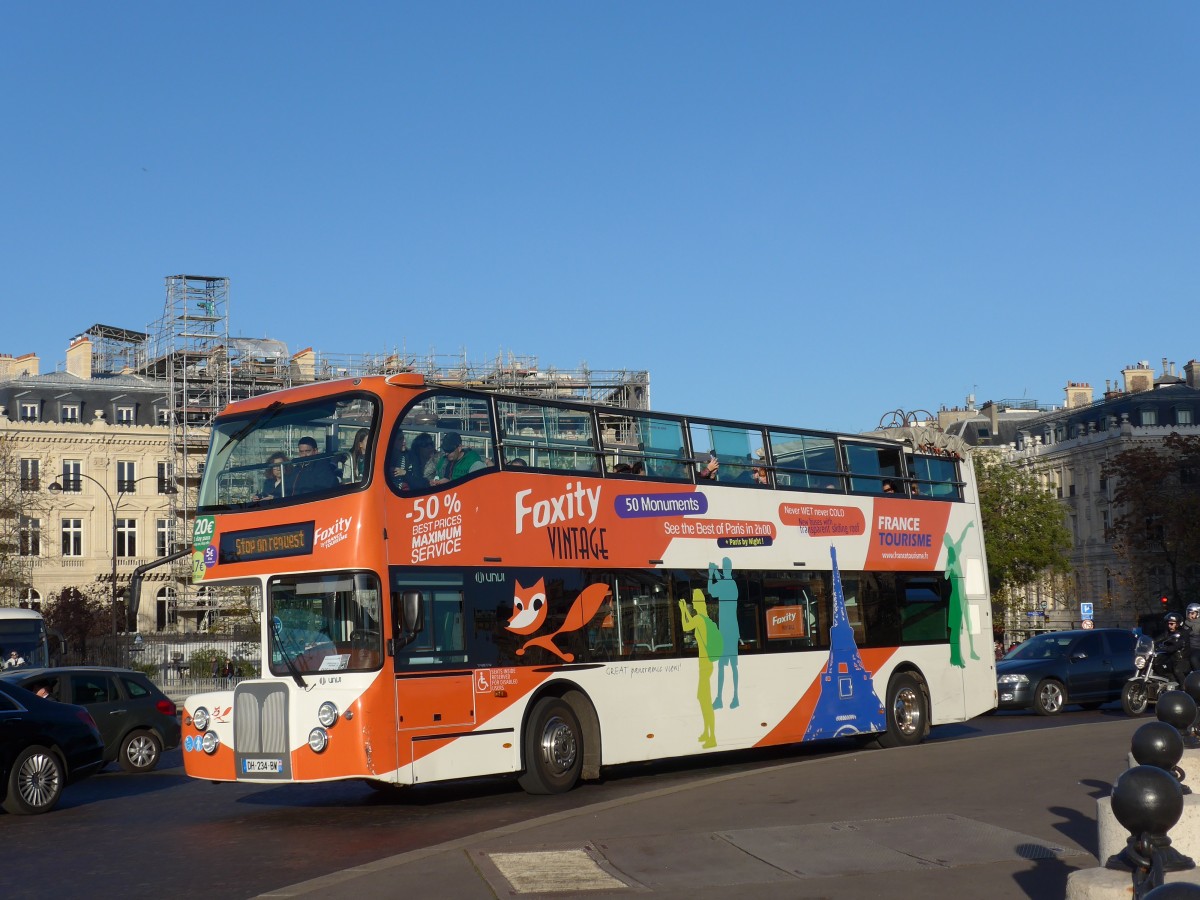 (166'706) - France Tourisme, Paris - DH 234 BW - Volvo/UNVI am 15. November 2015 in Paris, Arc de Triomphe