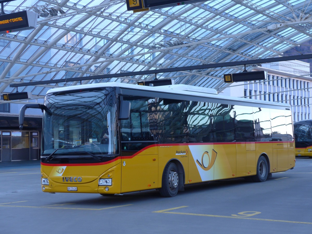 (167'597) - PostAuto Graubnden - GR 170'436 - Iveco am 5. Dezember 2015 in Chur, Postautostation