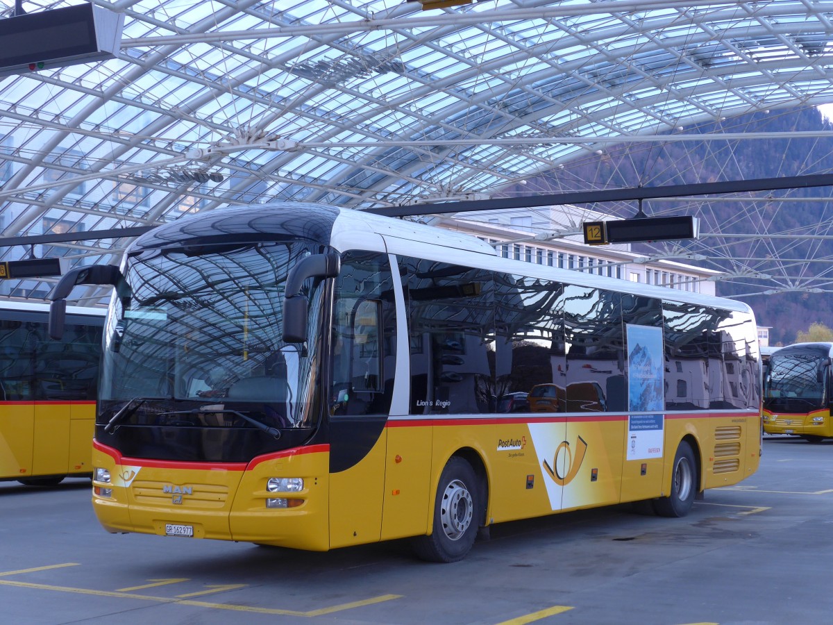 (167'598) - PostAuto Graubnden - GR 162'977 - MAN am 5. Dezember 2015 in Chur, Postautostation