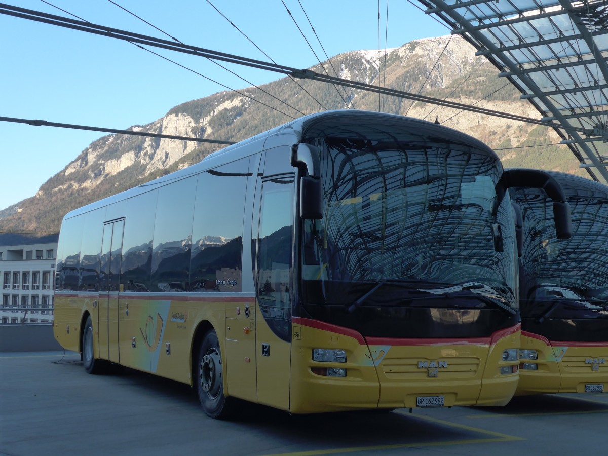 (167'607) - PostAuto Graubnden - GR 162'992 - MAN am 5. Dezember 2015 in Chur, Postautostation