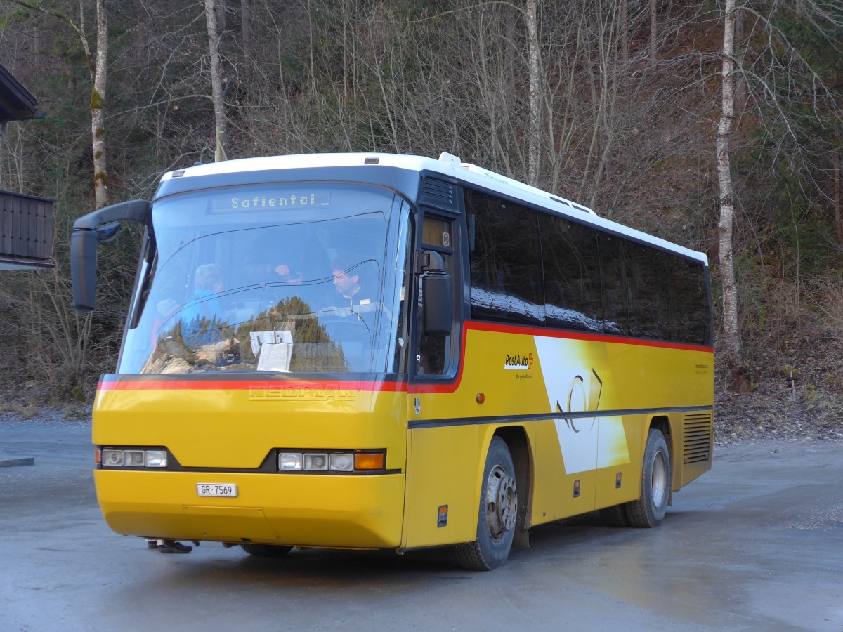 (167'629) - Buchli, Versam - GR 7569 - Neoplan (ex GR 2053) am 5. Dezember 2015 beim Bahnhof Versam-Safien