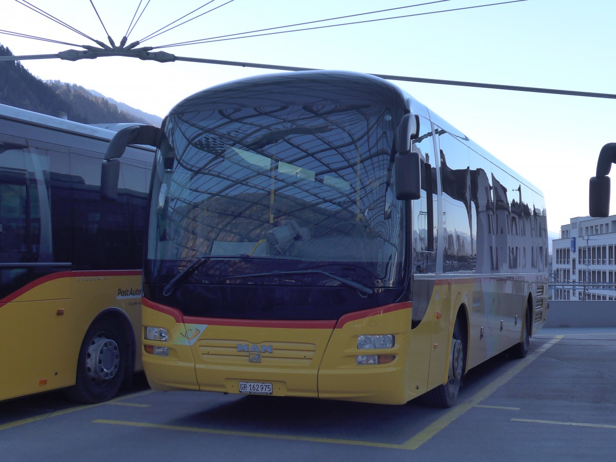 (167'666) - PostAuto Graubnden - GR 162'975 - MAN am 5. Dezember 2015 in Chur, Postautostation