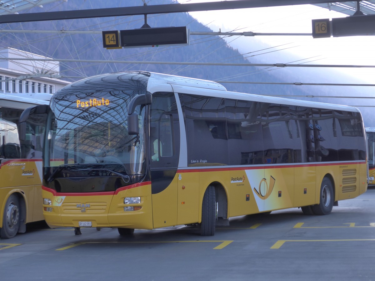 (168'104) - PostAuto Graubnden - GR 162'981 - MAN am 29. Dezember 2015 in Chur, Postautostation