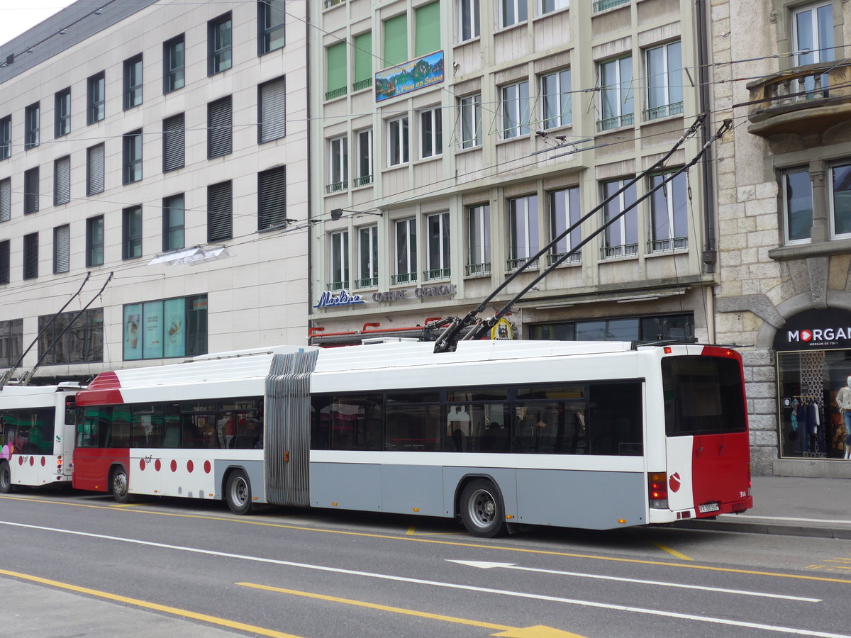 (169'240) - TPF Fribourg - Nr. 516/FR 300'396 - MAN/Hess Gelenkduobus am 13. Mrz 2016 beim Bahnhof Fribourg