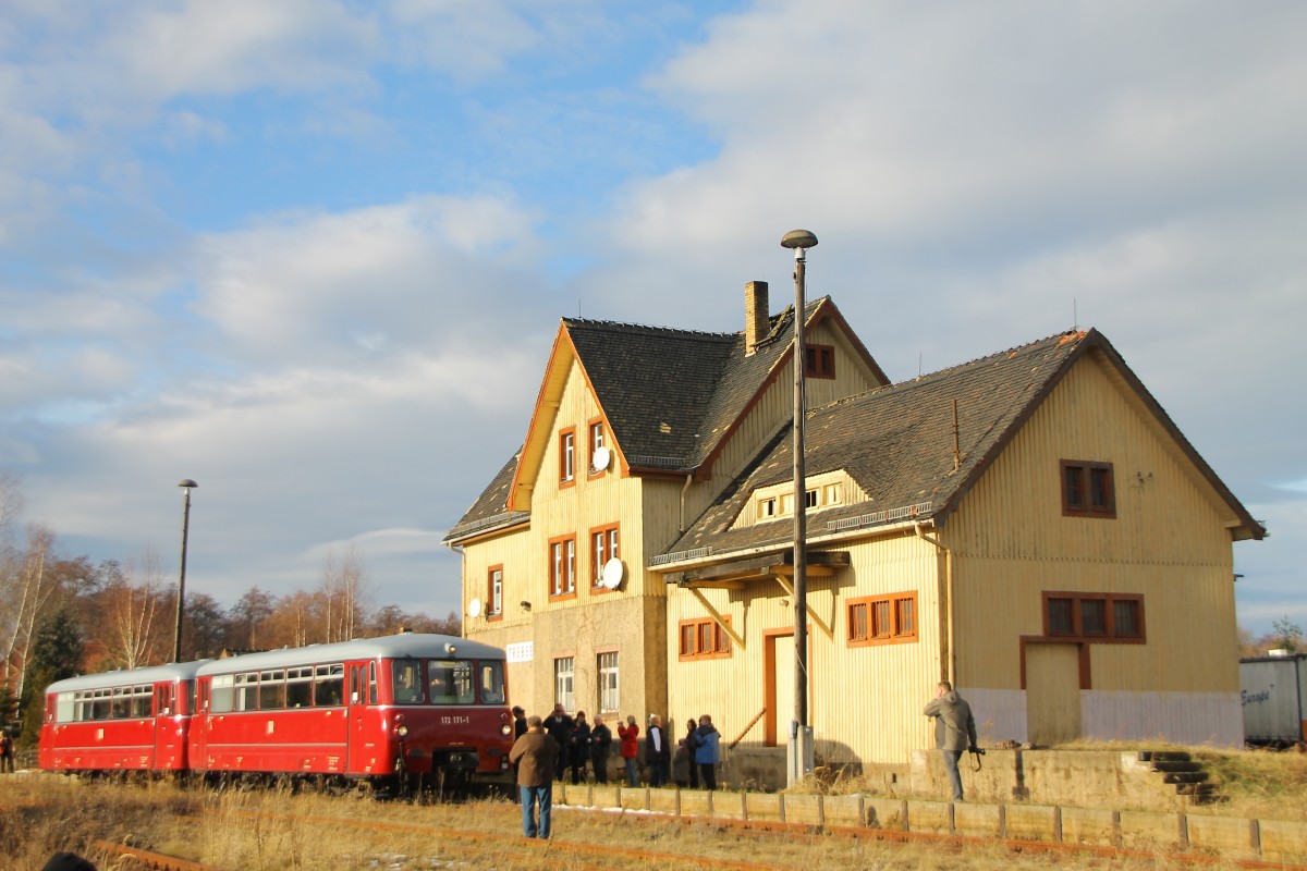 172 131 und 132 vor dem Bahnhofsgebude in Trebsen 