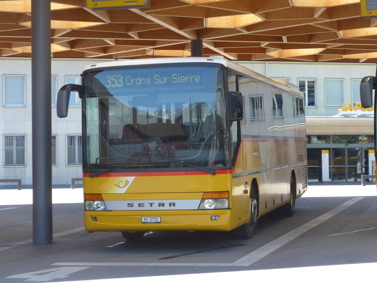 (172'706) - Mabillard, Lens - VS 5772 - Setra am 3. Juli 2016 beim Bahnhof Sion