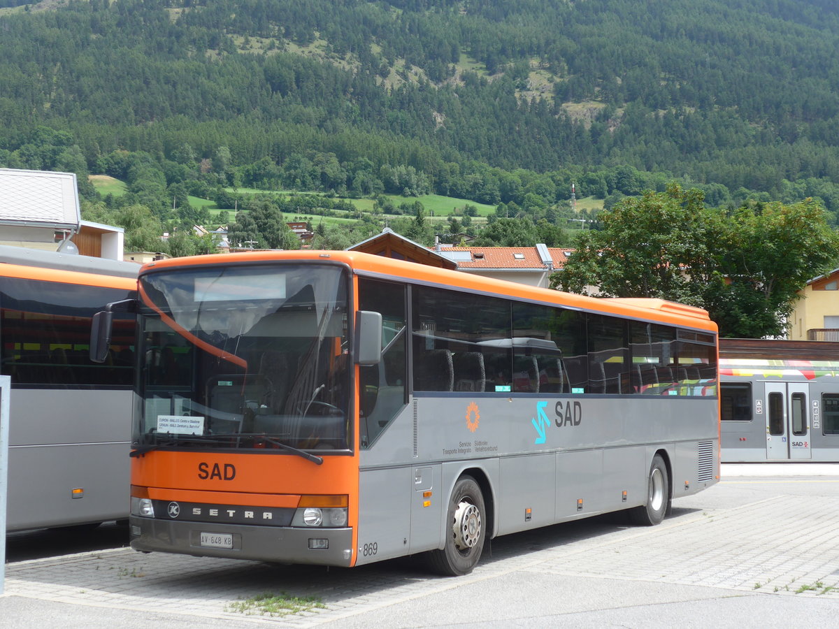 (173'300) - SAD Bozen - Nr. 869/AV-846 KB - Setra am 24. Juli 2016 beim Bahnhof Mals