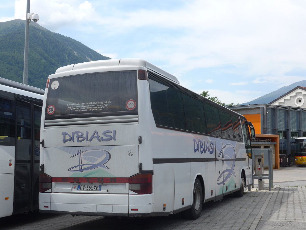 (173'307) - Dibiasi, Kurtatsch - Nr. 23/DV-369 XM - Setra am 24. Juli 2016 beim Bahnhof Mals