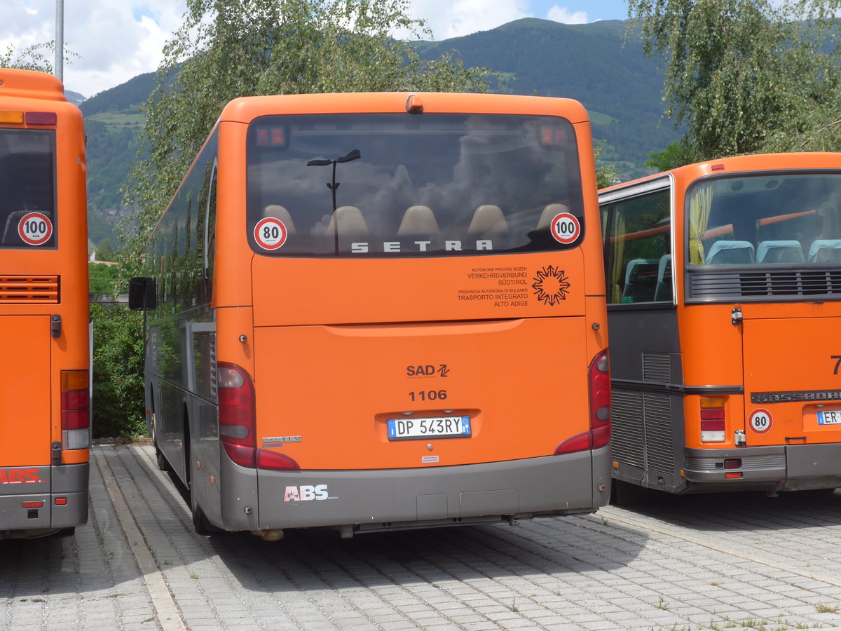 (173'313) - SAD Bozen - Nr. 1106/DP-543 RY - Setra am 24. Juli 2016 beim Bahnhof Mals