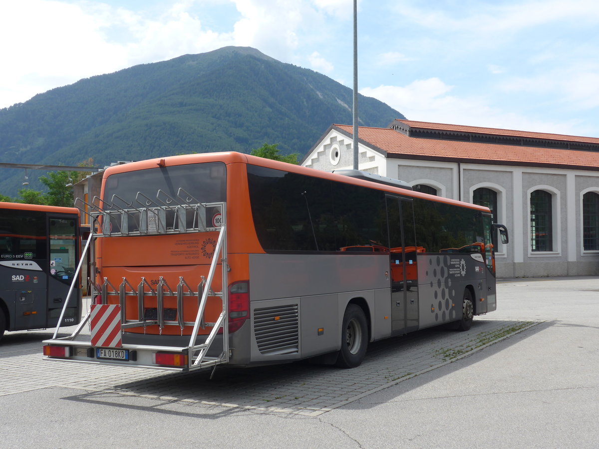 (173'320) - SAD Bozen - Nr. 1111/FA-018 KD - Setra am 24. Juli 2016 beim Bahnhof Mals