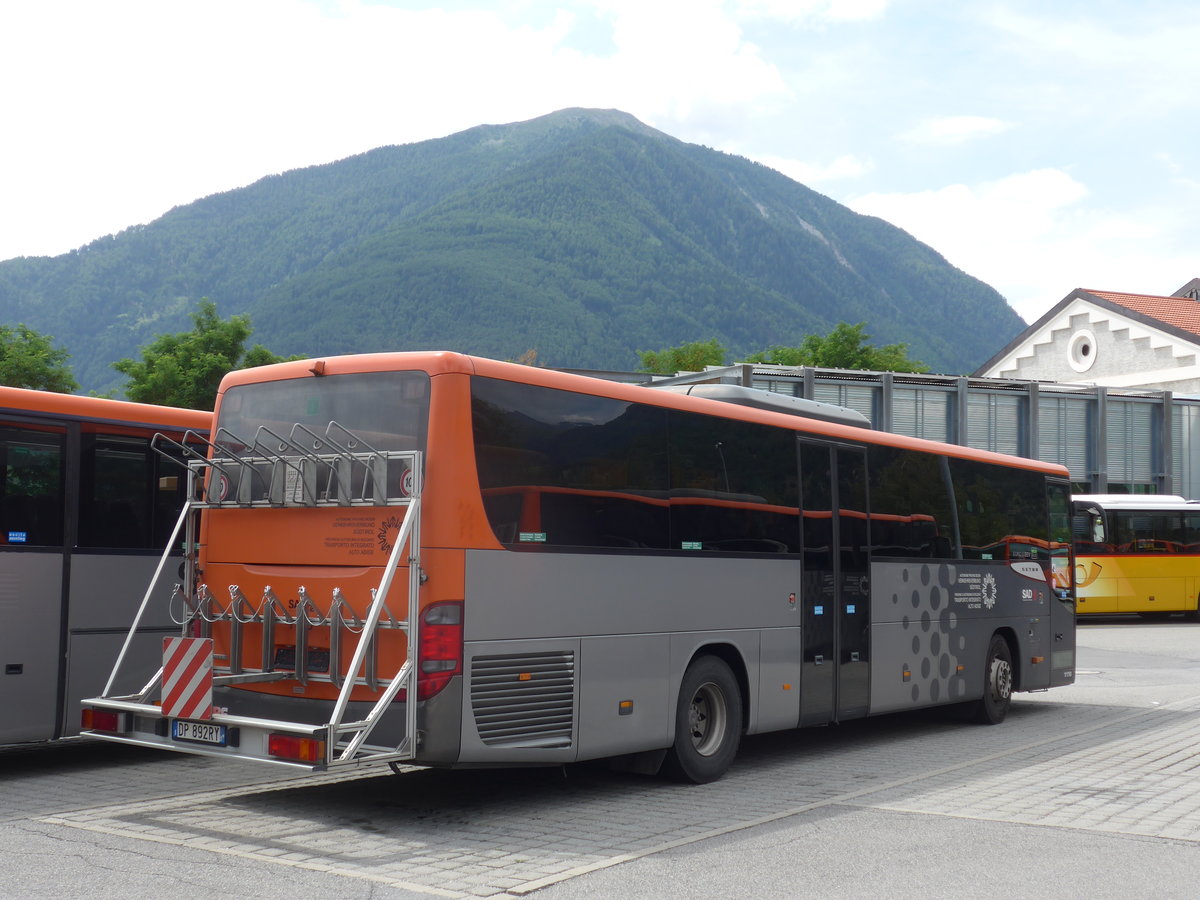 (173'321) - SAD Bozen - Nr. 1110/DP-892 RY - Setra am 24. Juli 2016 beim Bahnhof Mals