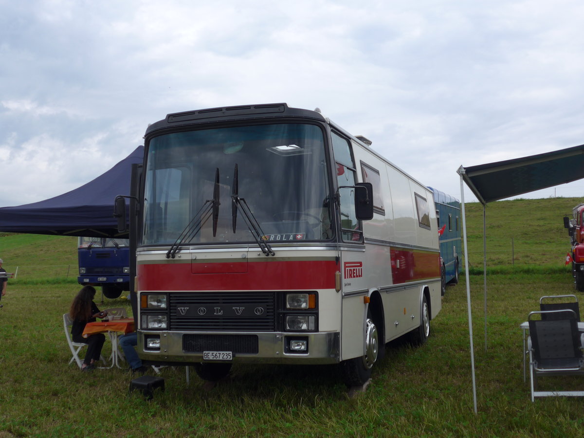 (174'040) - Aus der Schweiz: Schweizer, Steffisburg - BE 567'235 - Volvo/Van Hool am 20. August 2016 in Bsingen, Bahnhof