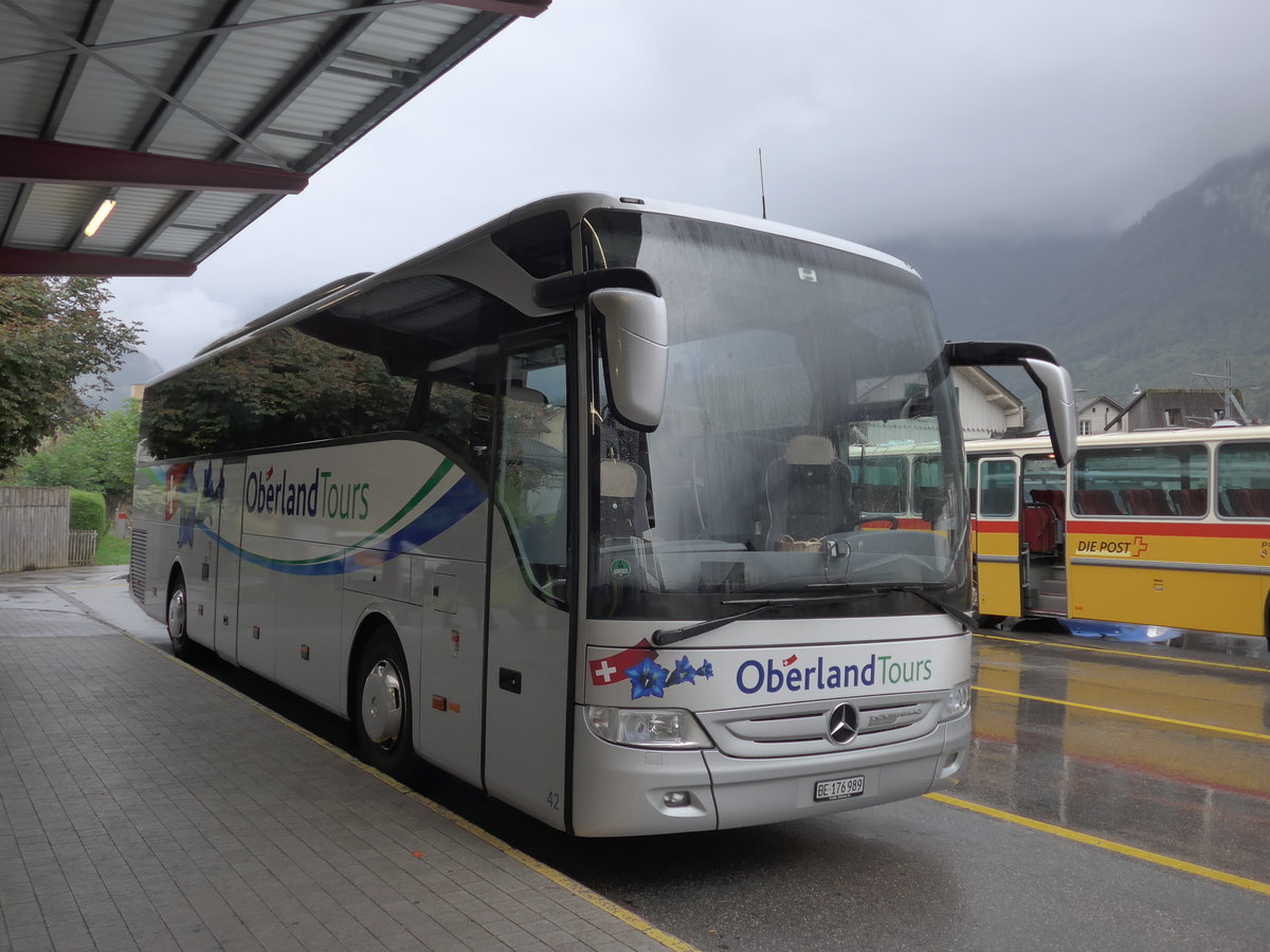 (175'048) - Oberland Tours, Grindelwald - Nr. 42/BE 176'989 - Mercedes am 18. September 2016 in Meiringen, Postautostation