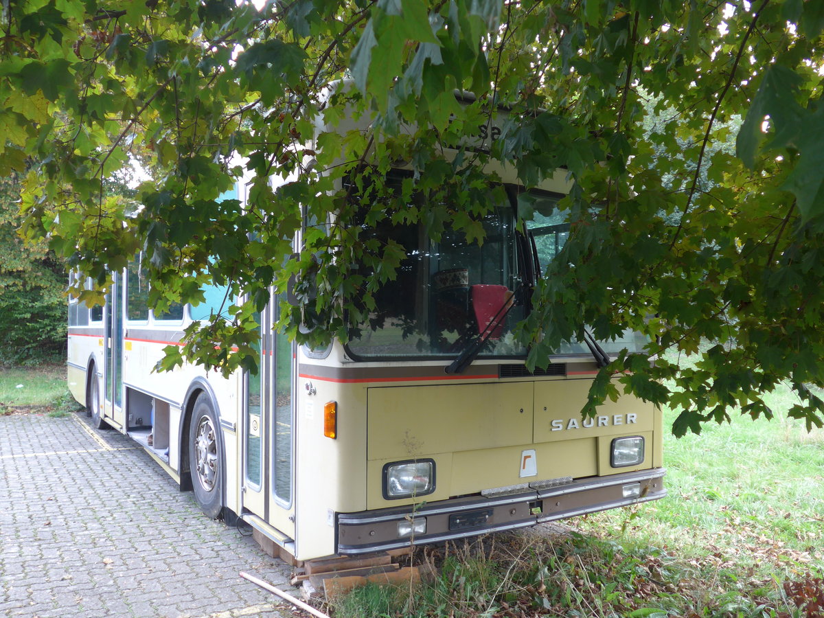 (175'515) - ??? - Saurer/R&J (ex STI Thun Nr. 57) am 7. Oktober 2016 in Delmont, Von Roll